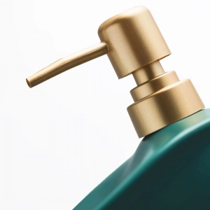 KC274-Bathtub Shape Ceramic Soap Dispenser with Golden Color Plastic Pump (5)